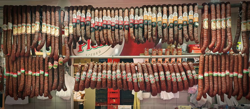 Kolbász in der Markthalle in Budapest