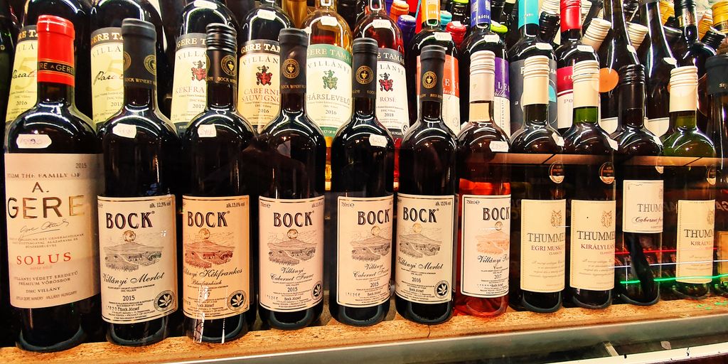 Vörösbor in der Markthalle in Budapest