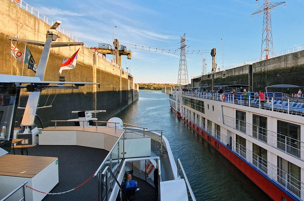 Die Bolero in einer Donau-Schleuse