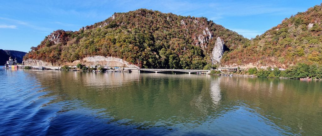Das Kloster Manastirea Mraconia und der Kopf des Königs Decebal am Donau-Ufer