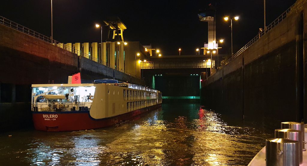 Die Bolero in einer Donau-Schleuse