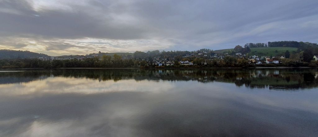 Eine Wasser-Spiegelung auf der Donau