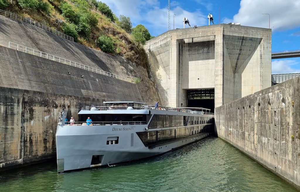 Die MS Douro Serenity verlässt die Talsperre Carrapatelo