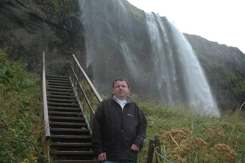 Zinni bei den Seljalandsfoss Wasserfällen