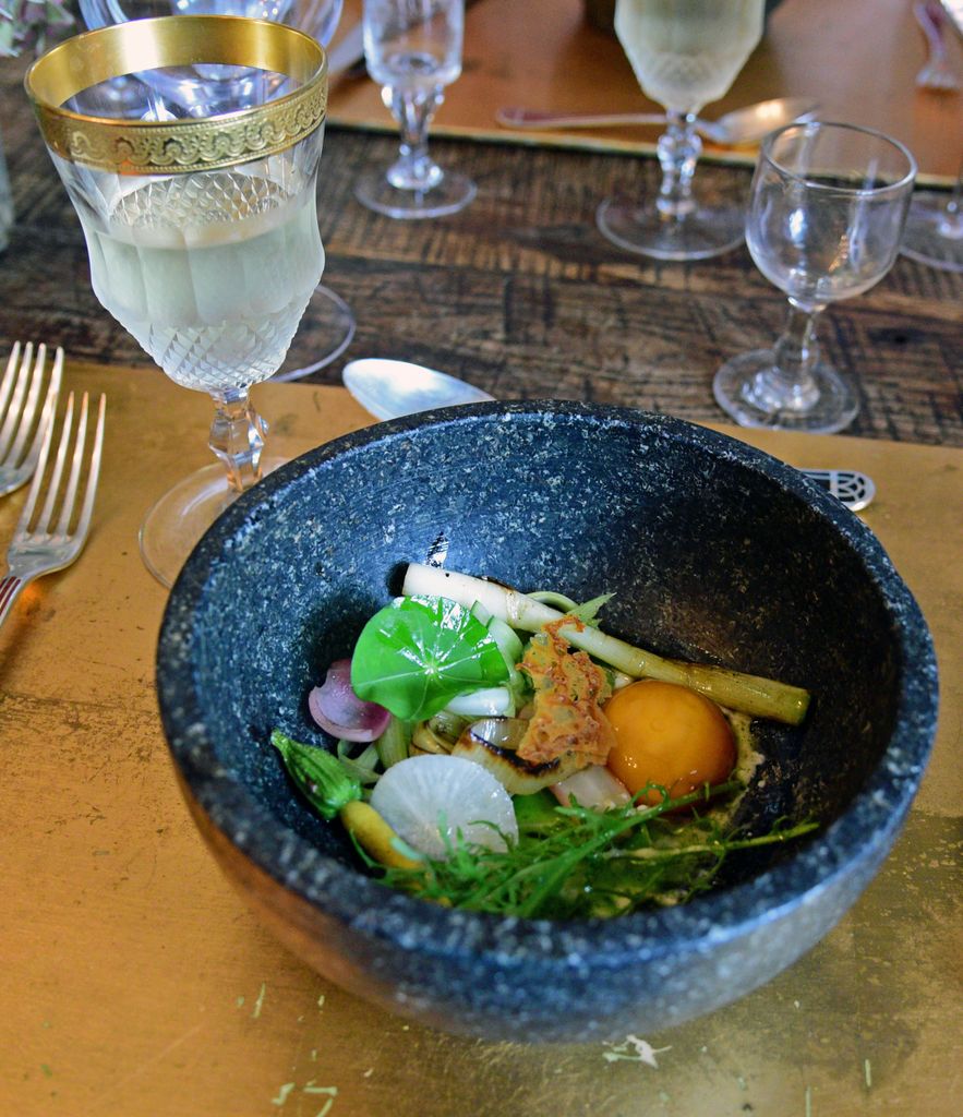 Der vegetarische Gang (kleine Gemüse mit Ei) im Restaurant G.A. / Manoir de Rétival