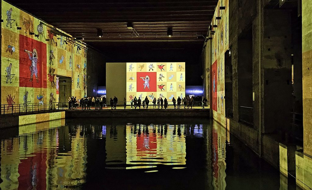 Spiegelung in den Bassins de Lumières in Bordeaux