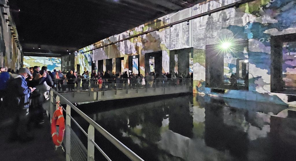 Viele Besucher in den Bassins de Lumières in Bordeaux