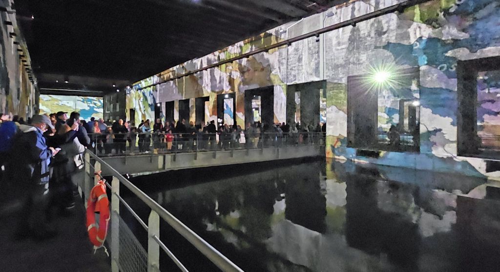 Viele Besucher in den Bassins de Lumières in Bordeaux