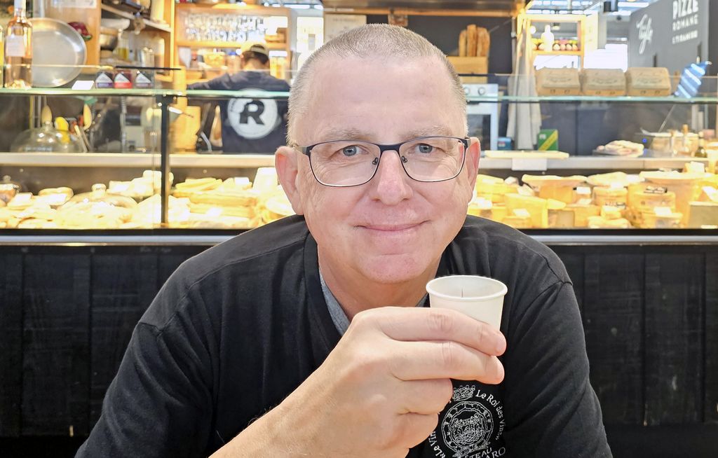 Zinni trinkt Rotwein in den Halles de Bacalan in Bordeaux