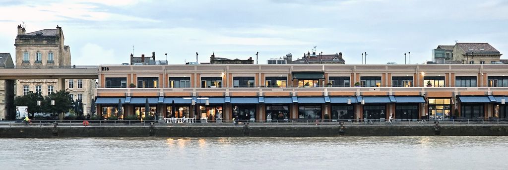 Eine Uferpromenade in Bordeaux von der AmaDolce aus gesehen