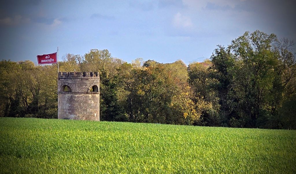 Ein Turm in der Nähe vom Château Cos d’Estournel