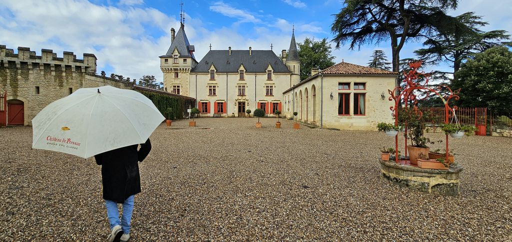 Die Weinkellerei Château de Pressac in Saint-Étienne-de-Lisse