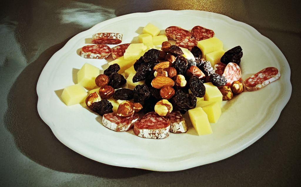 Snacks bei der Weinkellerei Château de Pressac in Saint-Étienne-de-Lisse