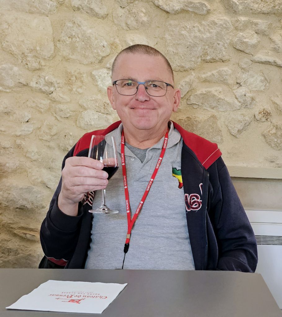 Zinni bei der Rotwein-Probe in der Weinkellerei Château de Pressac in Saint-Étienne-de-Lisse