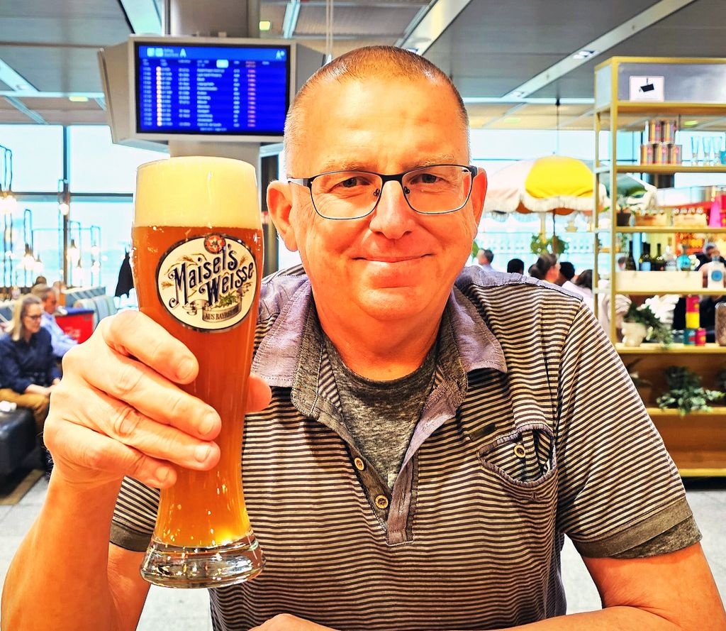 Zinni trinkt sein Flughafen-Bier bei Hausmann's in Frankfurt am Main