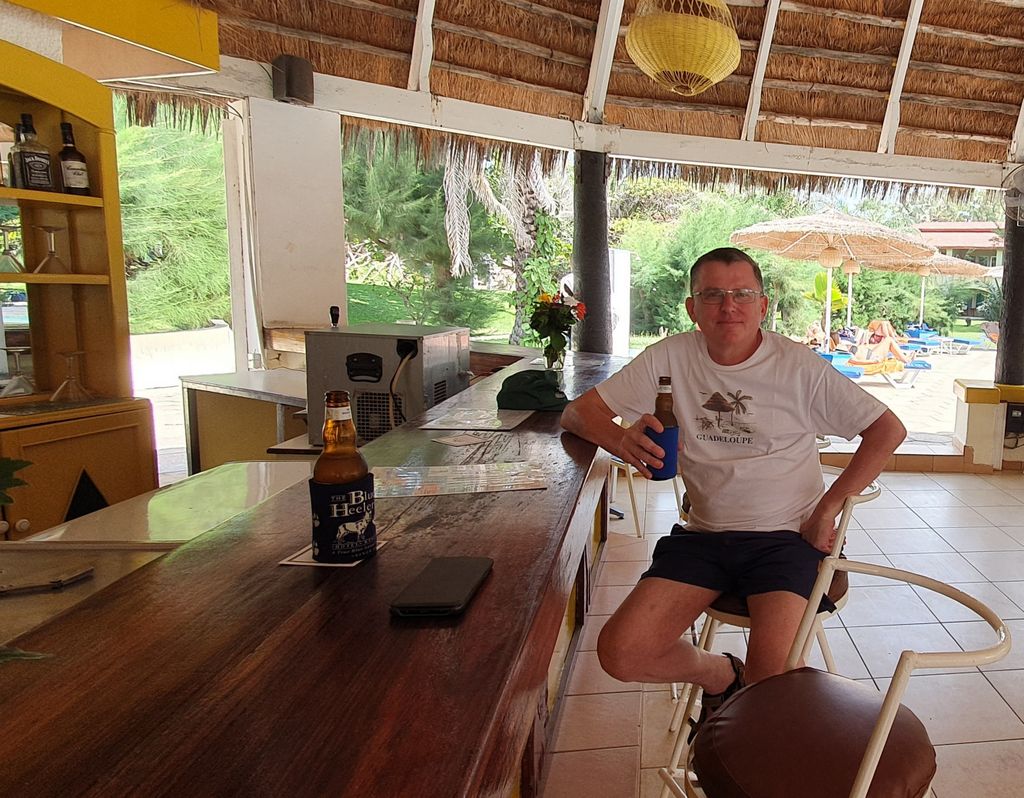 Zinni an der Hotel-Bar im Kairaba Beach Hotel