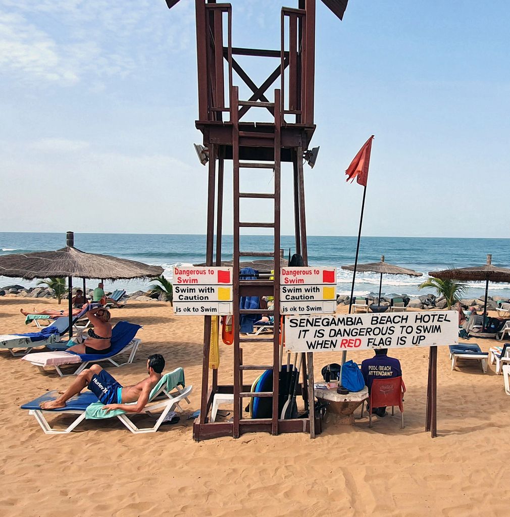 Rote Flagge am Strand vom Kairaba Beach Hotel