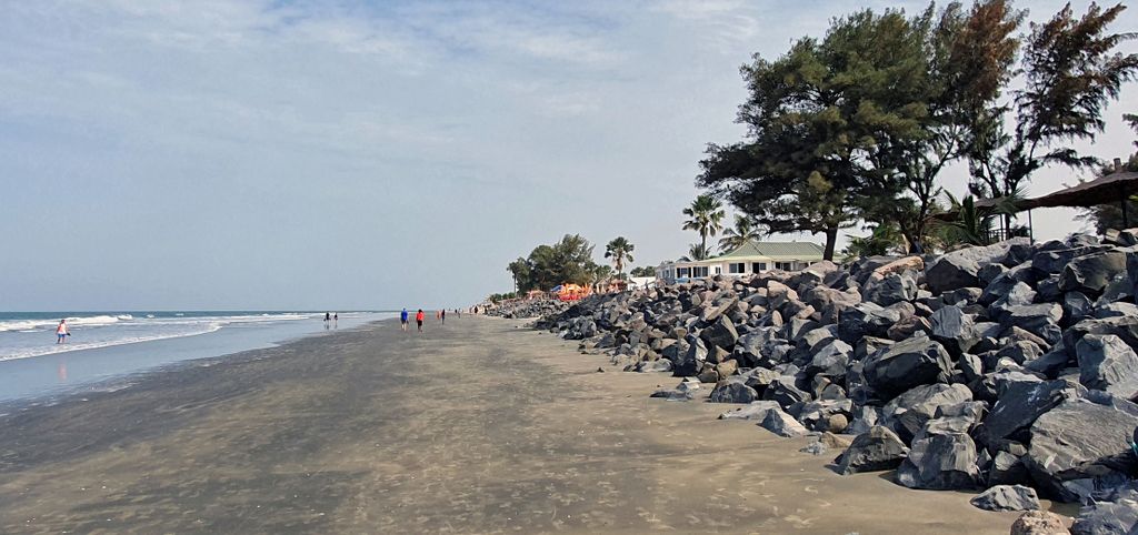 Der Strand am Kairaba Beach Hotel (bei Ebbe)