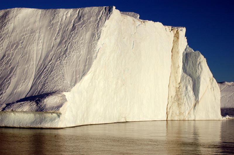 Auf Schifffahrt durch die Eisberglandschaft