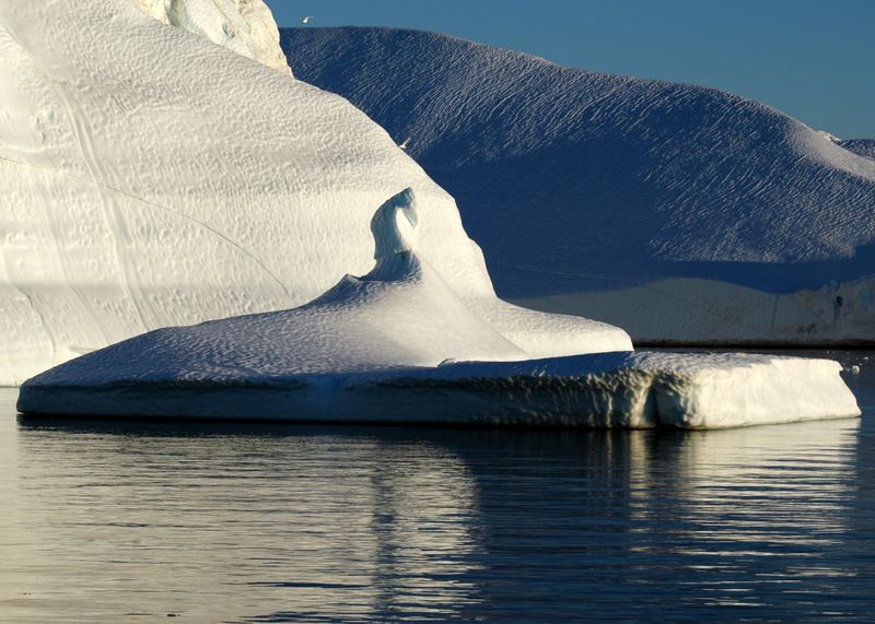 Auf Schifffahrt durch die Eisberglandschaft