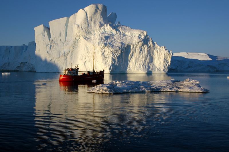 Auf Schifffahrt durch die Eisberglandschaft