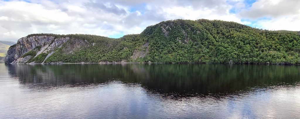 Wasser-Spiegelung im Bonne Bay Fjord