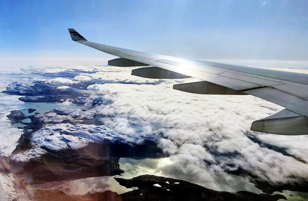 Schneebedeckte Berge auf dem Finnair-Flug von Hannover nach Kangerlussuaq
