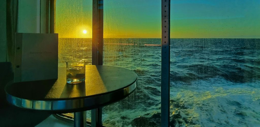 Sonnenuntergang im Ozean mit Getränken auf der HANSEATIC inspiration