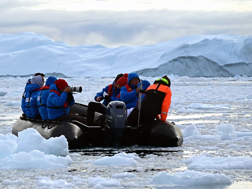 Passagiere beim Fotografieren im Ilulissat-Icefjord
