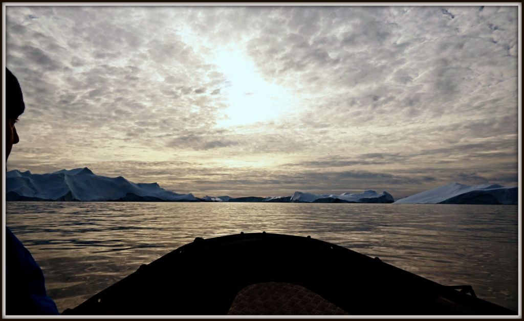Die Sonne geht unter im Ilulissat-Eisfjord