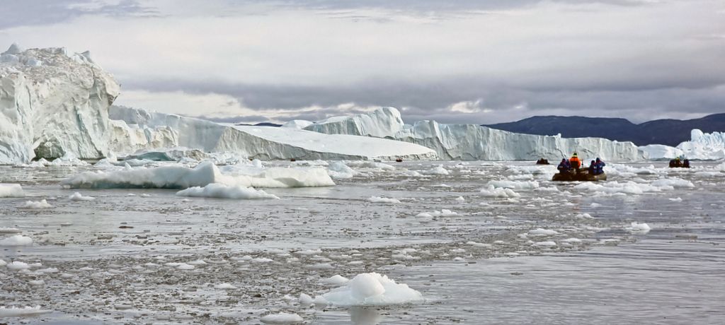 Eisberge und Zodiacs im Ilulissat-Icefjord