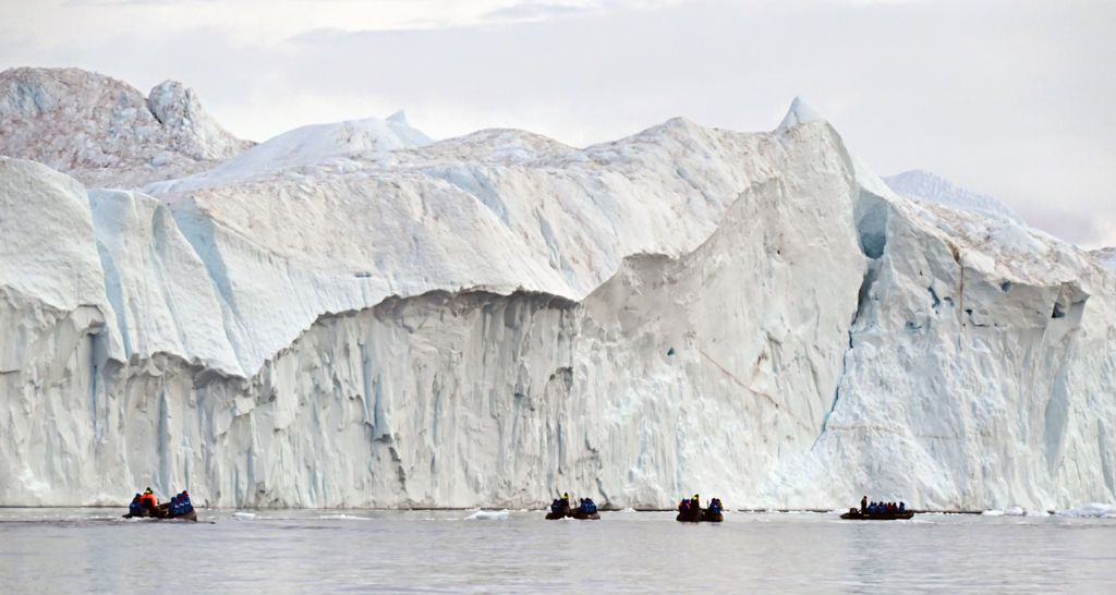 Zodiacs vor Eisberge im Eisfjord von Ilulissat