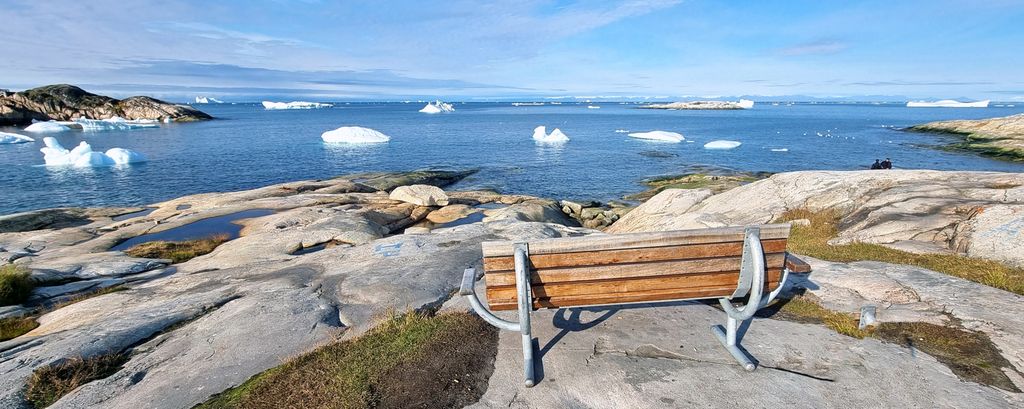 Eine Bank vor der Zion's Kirche in Ilulissat