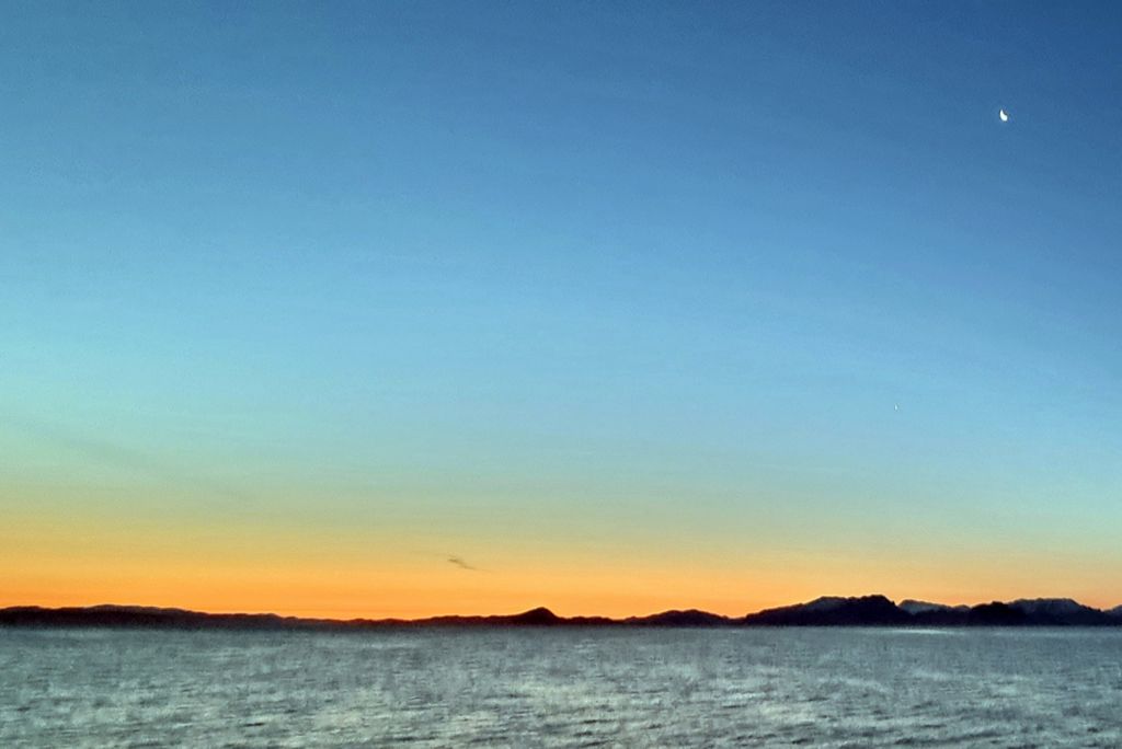 Der Mond im Kangerlussuaq während der Kreuzfahrt von Grönland nach Kanada auf der HANSEATIC inspiration