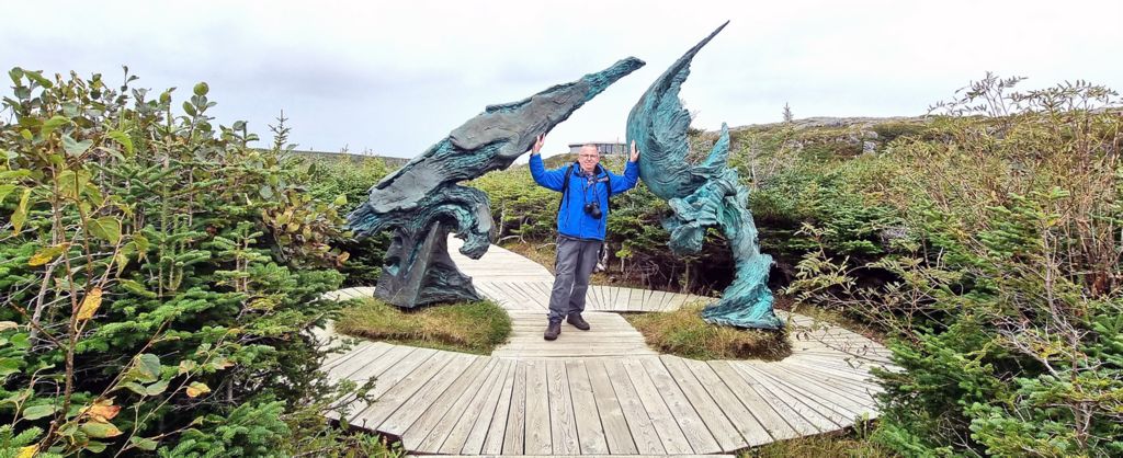 Zinni und die Skulptur Treffen zweier Welten in L‘Anse aux Meadows
