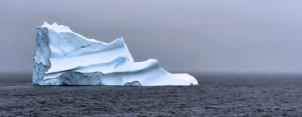 Ein Eisberg im Turnschuh-Style in der Nähe von Qeqertarsuaq