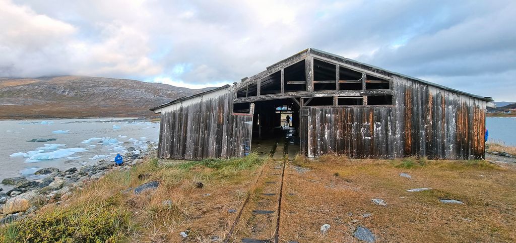 Die Fischfabrik auf der Bahnstrecke des X-Press in Qoornoq