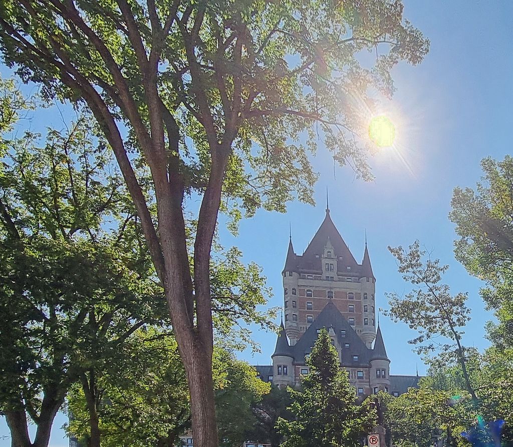 Das Château Fronten Hotel bei Gegenlicht in Québec