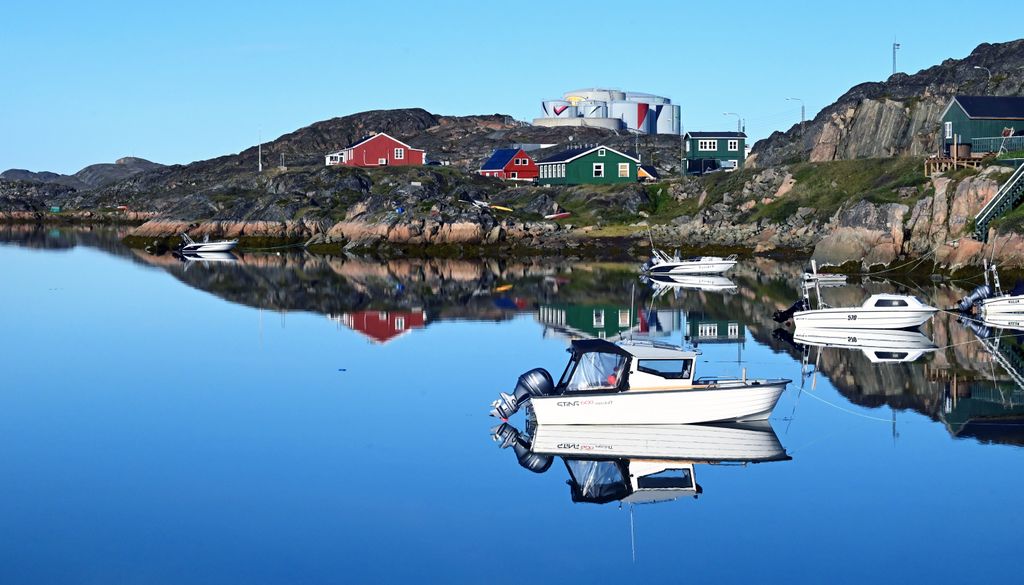 Wasser-Spiegelungen im Hafen von Sisimiut