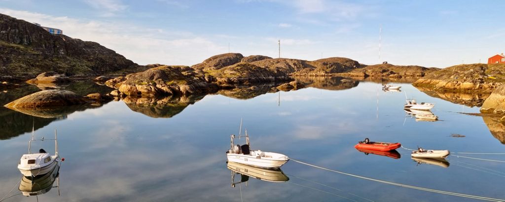 Wasser-Spiegelungen im Hafen von Sisimiut