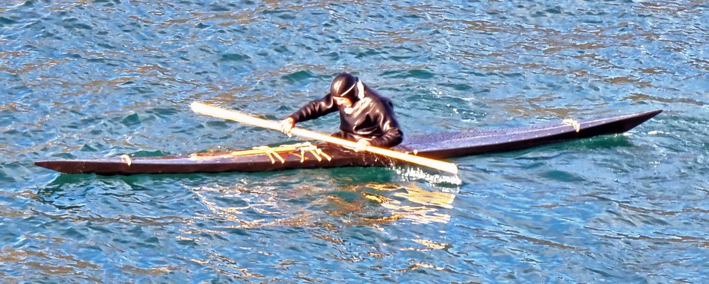 Ein Kajakfahrer mit seinem Qajaq vor der HANSEATIC inspiration nahe Sisimiut