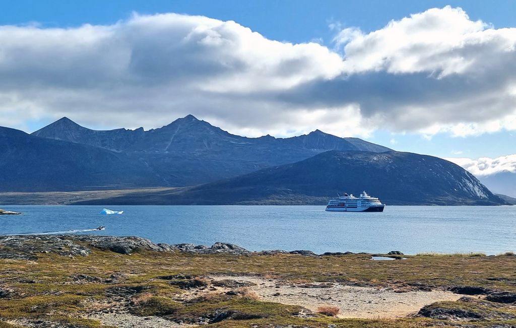 Die HANSEATIC inspiration in Grönland vor der Insel Uunartoq