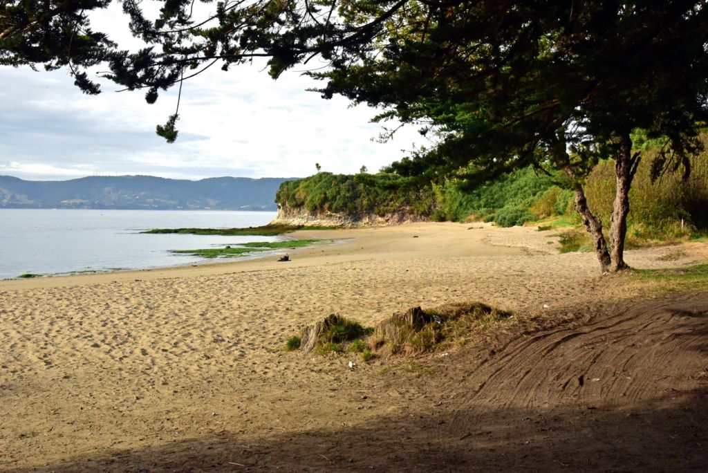 Ein Strand nahe der Festung Agüi in Chiloé