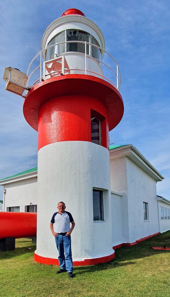 Zinni und der Faro Corona auf Chiloé