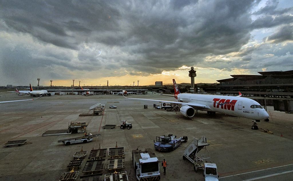 Blick auf das Rollfeld vom Flughafen São Paulo