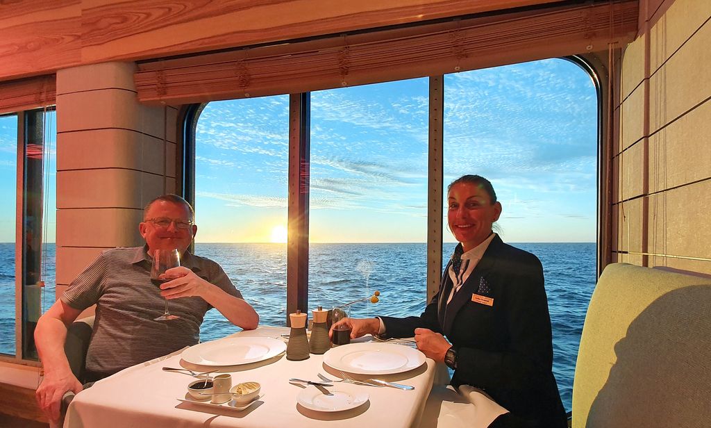 Ein schönes Abendessen an Bord der HANSEATIC nature mit einer angenehmen Begleitung