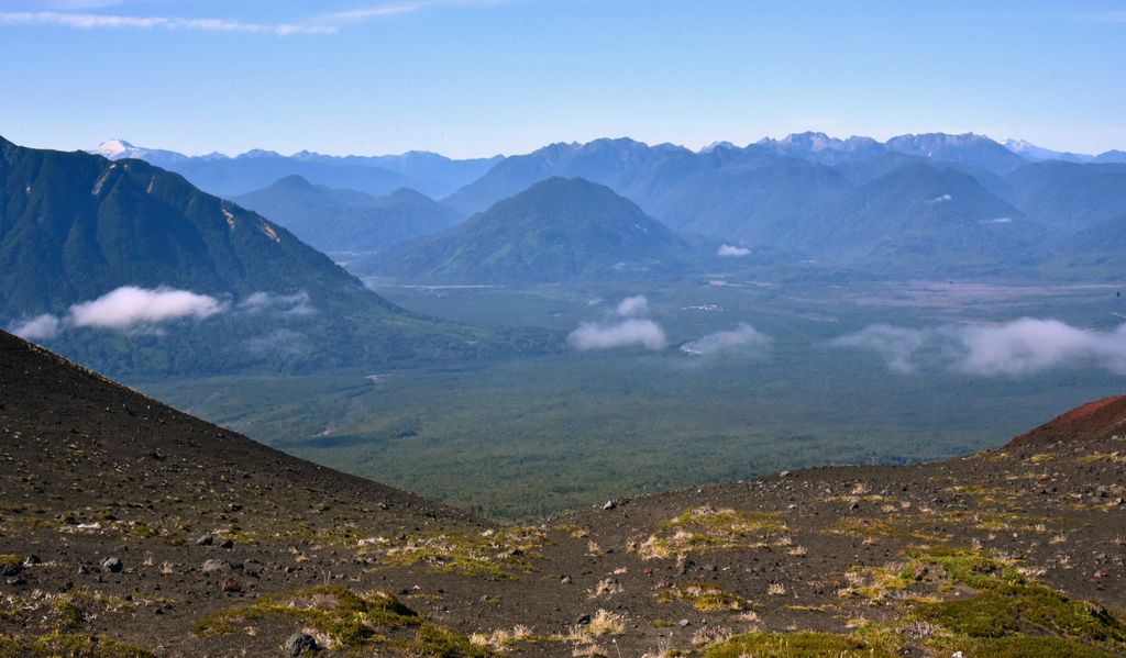 Blick vom Vulkan Osorno auf die umliegenden Berge