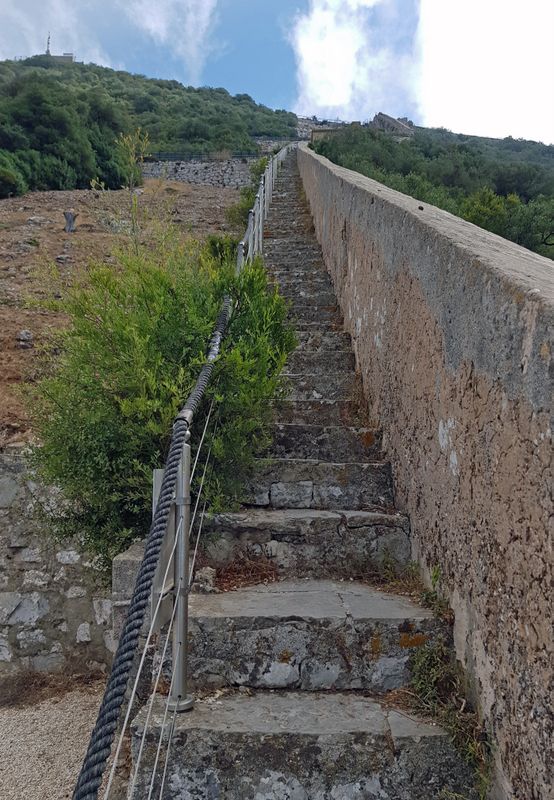 Bergauf zum Gipfel in Gibraltar