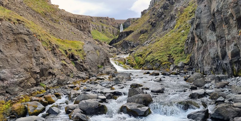 Ein Wasserfall auf Glijurfursa