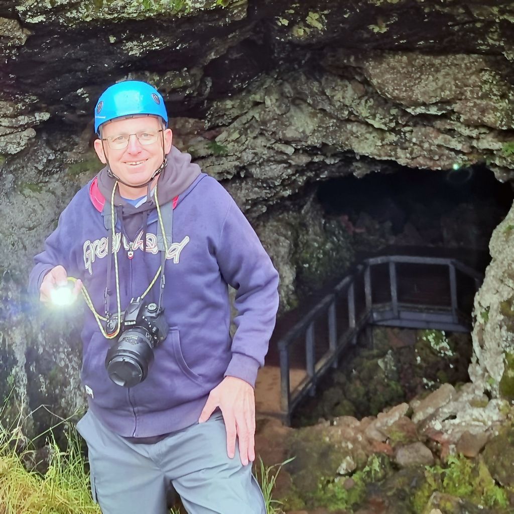 Zinni vor der Vatnshellir Höhle